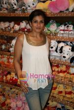 Raveena Tandon at Hamleys toy store launch in Phoenix Mills on 9th April 2010 (4).JPG